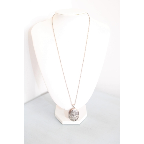 642 - 925 Silver Locket & Chain