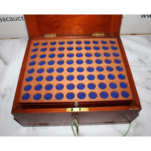 282 - Wooden Collectors Coin Case with Key. 

Includes 6 trays of various coin sizes

Lid has slight damag... 