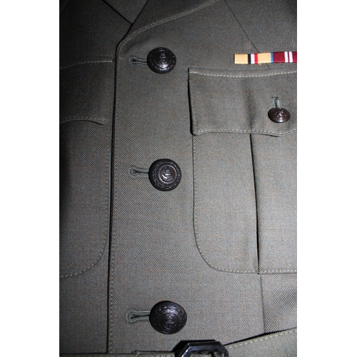 211 - Royal Marine LOVAT No 2 Dress ML Best Recruit

Jacket and Trousers included