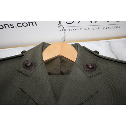 211 - Royal Marine LOVAT No 2 Dress ML Best Recruit

Jacket and Trousers included