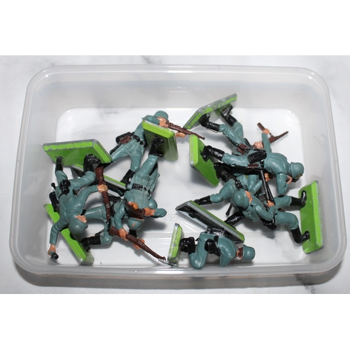 598 - BRITAINS LTD FIGURINES