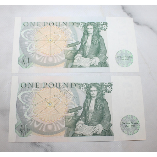 471 - Two Somerset £1 Notes-Consecutive Numbers Starting AN01 000689