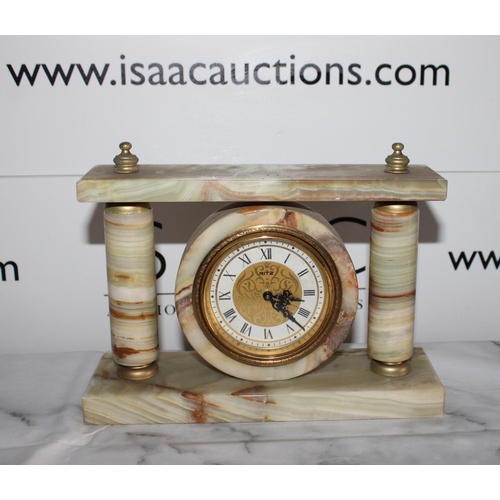 105 - Vintage Ritz Green Onyx Marble Mantel Clock (Untested
Length-23.5cm
Height-16cm
Width-7.5cm