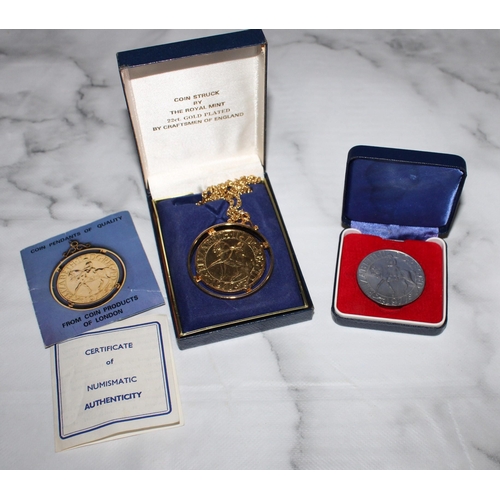 432 - 1977 Boxed 1977 Coin & 1977 Boxed Mounted 22ct Plated Coin Pendant