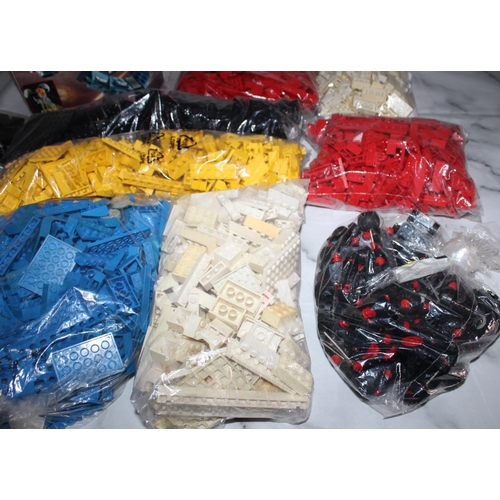 600 - Very Large Collection of LEGO Pieces - Multiple Colour Pieces

One bag includes wheels for vehicles