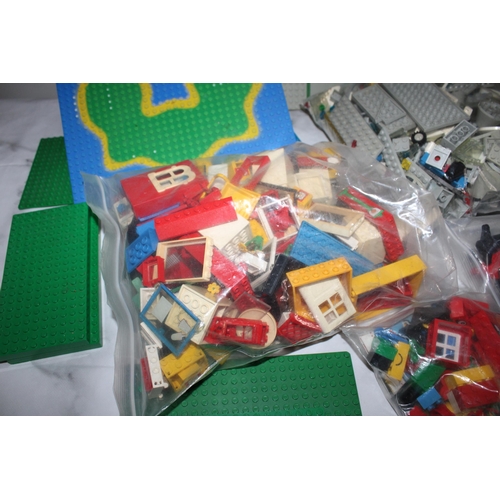 601 - Large Collection of LEGO with Base Boards

Looks like Airport and Treasure Island and associated pie... 