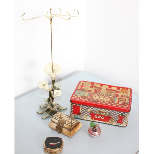 20 - Mixed Collectable Items Inc
Portable Stratton Ash Tray , Glass Apple, Trinket Box, Oxo Tin, Necklace... 