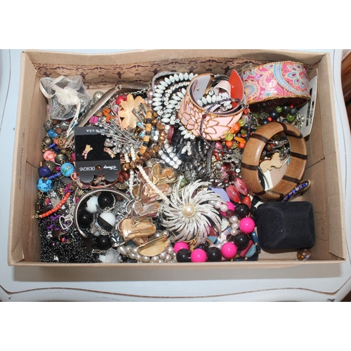 221 - Mixed Jewellery Items In Box
All Proceeds Go Go To Charity