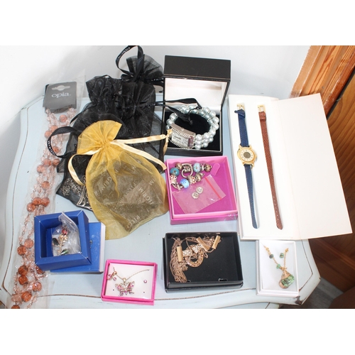 222 - Mixed Boxed Or Bagged Jewellery Items Watches Untested
All Proceeds Go Go To Charity