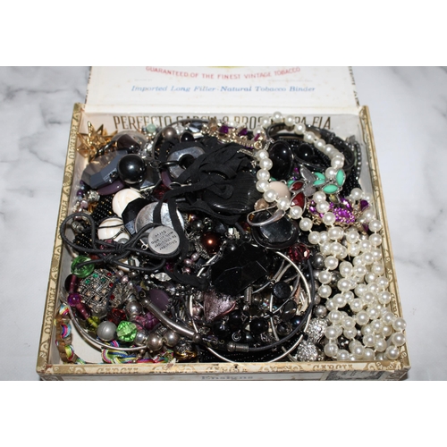 226 - Jewellery Items In Box
All Proceeds Go To Charity