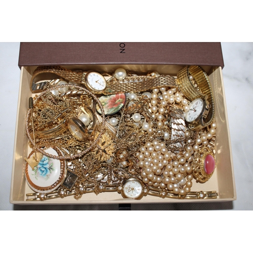 228 - Gold Toned Jewellery Items In Box
All Proceeds Go To Charity