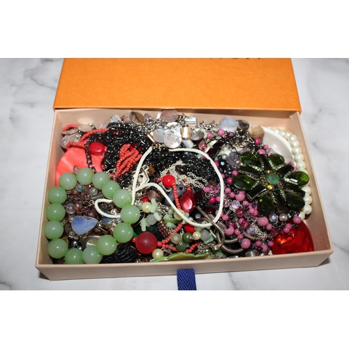 229 - Jewellery Items In Box
All Proceeds Go To Charity