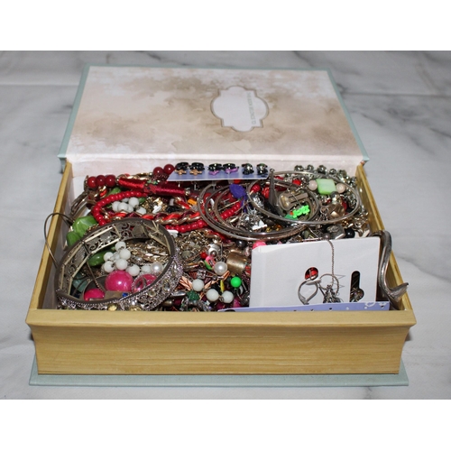 231 - Jewellery Items In Box
All Proceeds Go To Charity