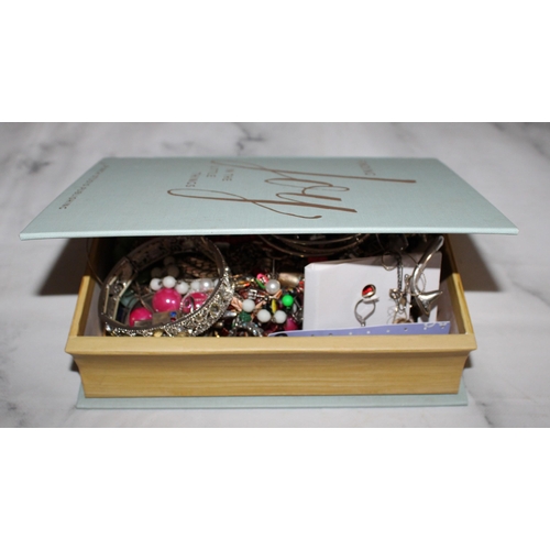 231 - Jewellery Items In Box
All Proceeds Go To Charity