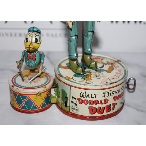 608 - Vintage Tin Wind Up Walt Disney Donald Duck Duet Toy (Missing ears)
Height-27cm