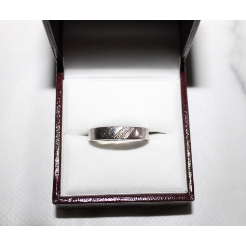 393 - 9k White Gold Ring Size P Weight-2.7g In Box