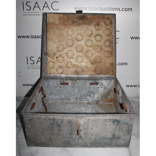 182 - WWII German Fuse Box - Cast Metal - Collection Only

45CM X 41CM