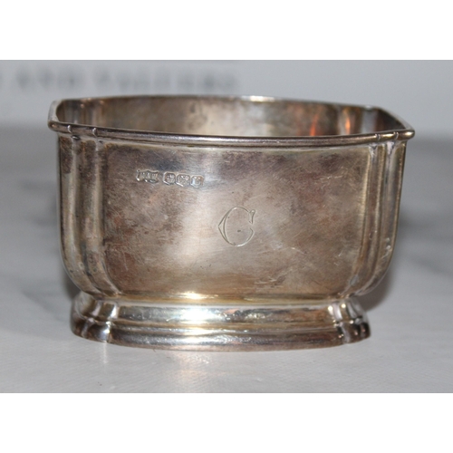 348 - Silver Hallmarked Mappin & Webb Dish (Initialed C)
Length-9cm
Width-6cm
Height-5.5cm

Weighs 125gms