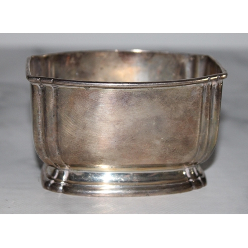 348 - Silver Hallmarked Mappin & Webb Dish (Initialed C)
Length-9cm
Width-6cm
Height-5.5cm

Weighs 125gms