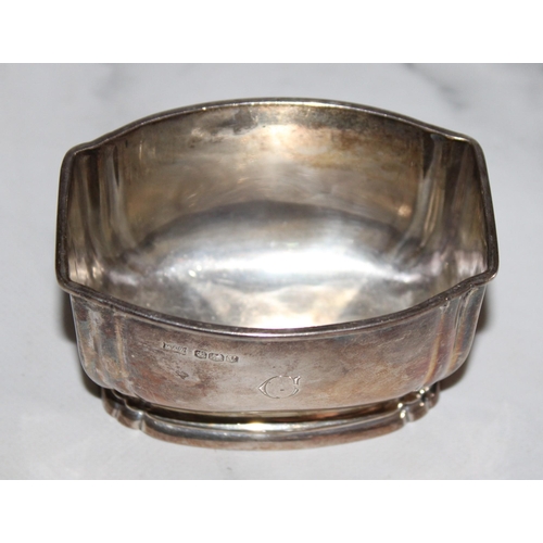 348 - Silver Hallmarked Mappin & Webb Dish (Initialed C)
Length-9cm
Width-6cm
Height-5.5cm

Weighs 125gms