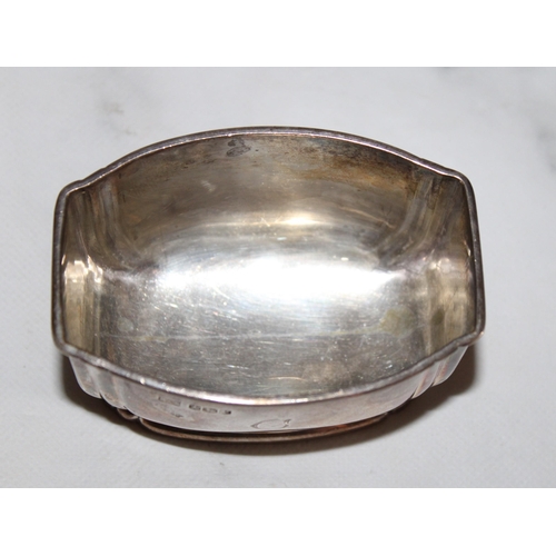 348 - Silver Hallmarked Mappin & Webb Dish (Initialed C)
Length-9cm
Width-6cm
Height-5.5cm

Weighs 125gms