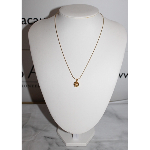 401 - Gold Stamped 375 Necklace & Pendent
Weight-5.12g
Boxed
Length-16in