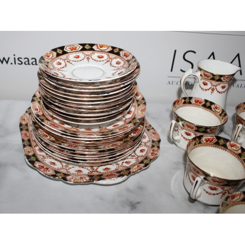 94 - Quantity of Bradleys Salisbury China Tea Service Items

Includes 

8 Cups
11 Saucers
1 Sugar Bowl
1 ... 