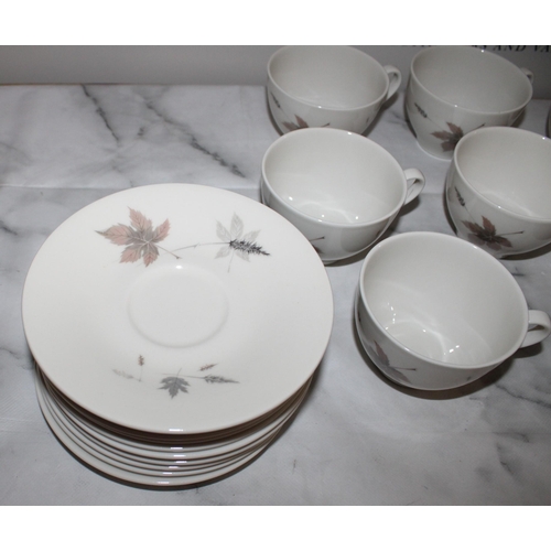 96 - Royal Doulton TUMBLING LEAVES Tea Service Items

Including
1 Tea Pot
1 Milk Jug
1 Sugar Bowl
10 Tea ... 