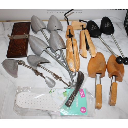 29 - Collection Of Shoe Shapers Other Shoe Items & Tie Press
In Bag