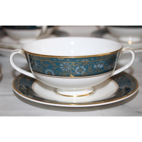 636 - Royal Doulton Carlyle Fine Bone China Dinner Service Items Including

7 Dinner Plates
2 Gravy Boats
... 