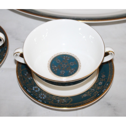 636 - Royal Doulton Carlyle Fine Bone China Dinner Service Items Including

7 Dinner Plates
2 Gravy Boats
... 