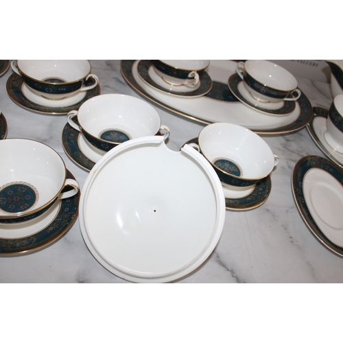 636 - Royal Doulton Carlyle Fine Bone China Dinner Service Items Including

7 Dinner Plates
2 Gravy Boats
... 