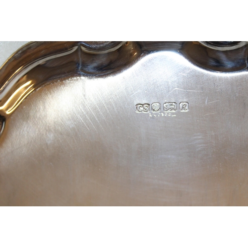 477 - Silver Hallmarked Plate on Feet in Box

20.5cm Diameter

Weighs 290 gms