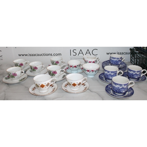 162 - Collection Of Collectable Cups/Saucers/Small Plates Inc
Colclough Bone China
Broadhurst Staffordshir... 