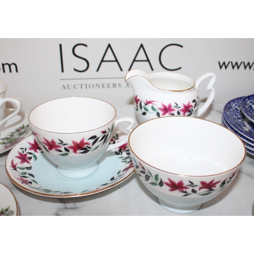 162 - Collection Of Collectable Cups/Saucers/Small Plates Inc
Colclough Bone China
Broadhurst Staffordshir... 