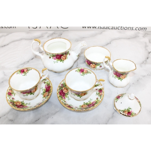 165 - Collection Of Royal Albert Old Country Roses Bone China Items Inc
Tea Pot/ Lid
2 x Cups
2 x Saucers
... 