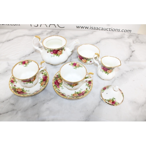 165 - Collection Of Royal Albert Old Country Roses Bone China Items Inc
Tea Pot/ Lid
2 x Cups
2 x Saucers
... 