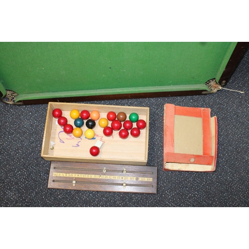 237 - Vintage Snooker Table with Balls and Scoreboard

Measures 157cm x 80cm

Collection Only