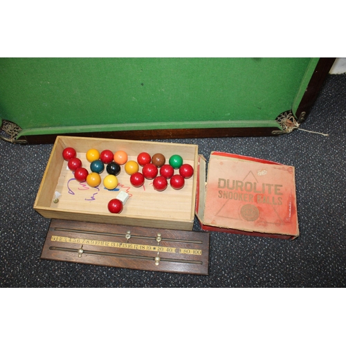 237 - Vintage Snooker Table with Balls and Scoreboard

Measures 157cm x 80cm

Collection Only