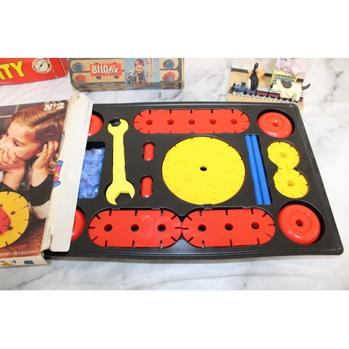 261 - Selection Of Vintage Games/Toys Inc
Magnet-Tricity
Prima Meccano
Bilo Fix
Wallace & Gromit Collectab... 