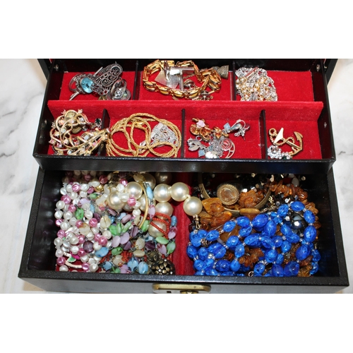 102 - Jewellery Box Containing Jewellery Items