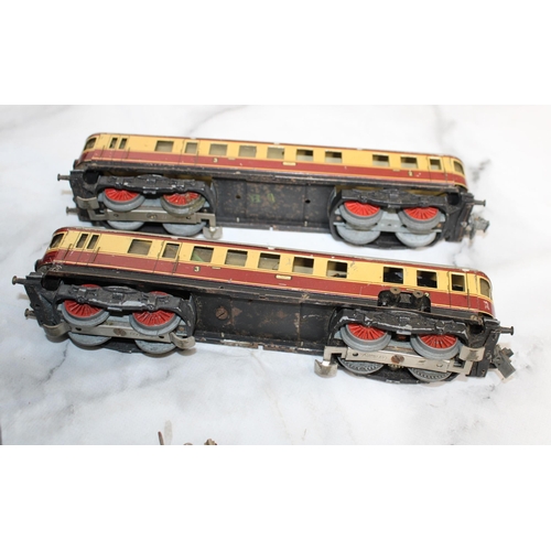 384 - TRIX  / Germany Train and Track ( Approx 70 Pieces & 5 Overheads )