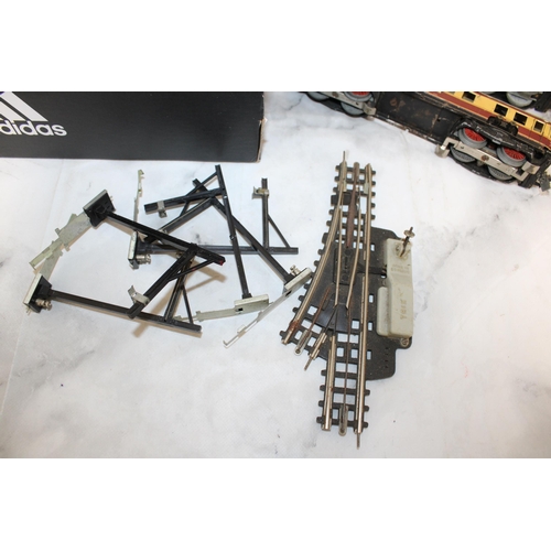 384 - TRIX  / Germany Train and Track ( Approx 70 Pieces & 5 Overheads )