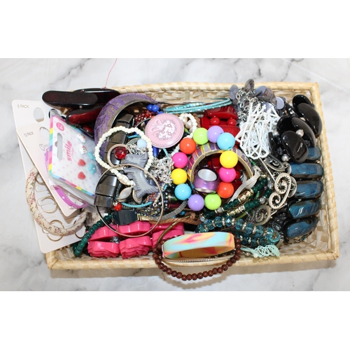 122 - Quantity Of Jewellery In Basket
All Proceeds Go To Charity