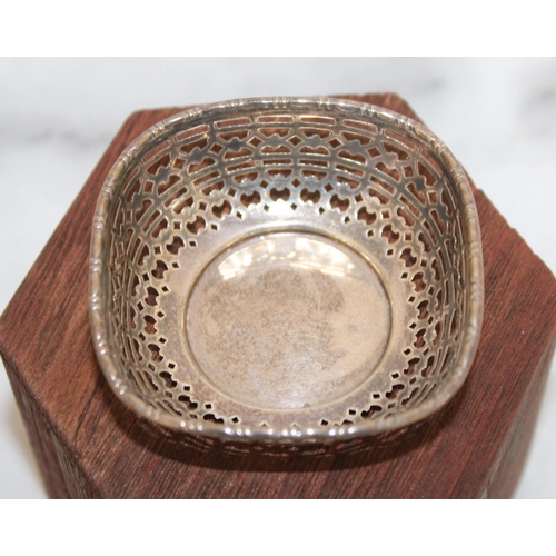 26 - 1915 Silver Hallmarked Dish 6 x 6 cm Height 2cm Weight-12.95g