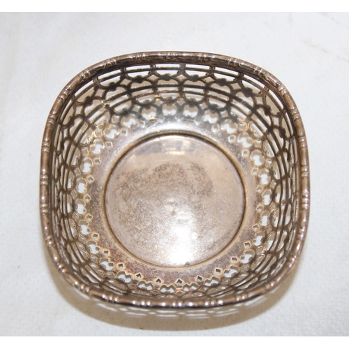 26 - 1915 Silver Hallmarked Dish 6 x 6 cm Height 2cm Weight-12.95g