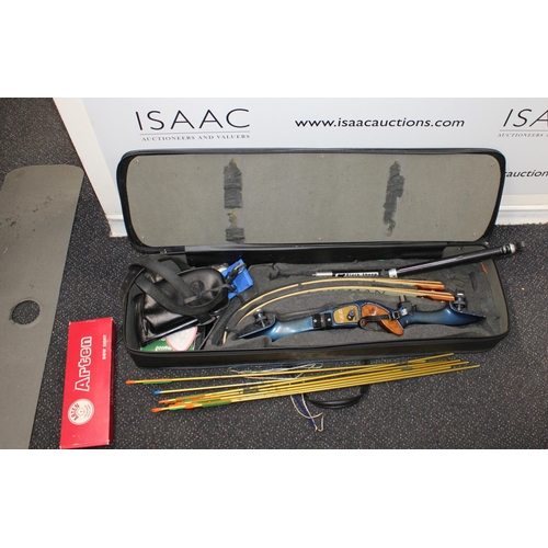 369 - Archery Bow and Arrow Set in Case

Collection Only