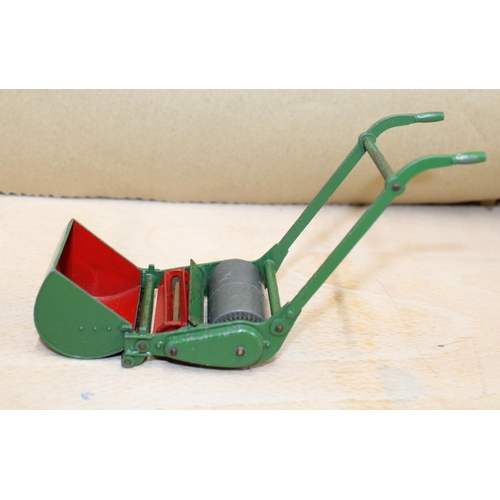 810 - Dinky 751 Lawnmower