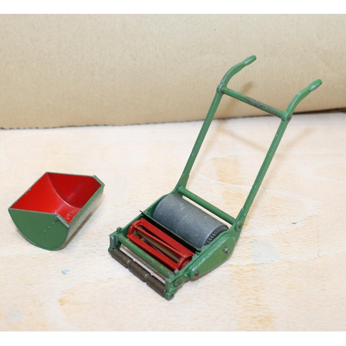 810 - Dinky 751 Lawnmower