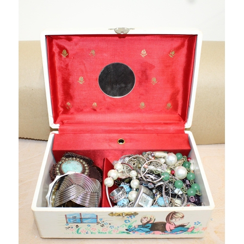 134 - Jewellery Items In Box
All Proceeds Go To Charity